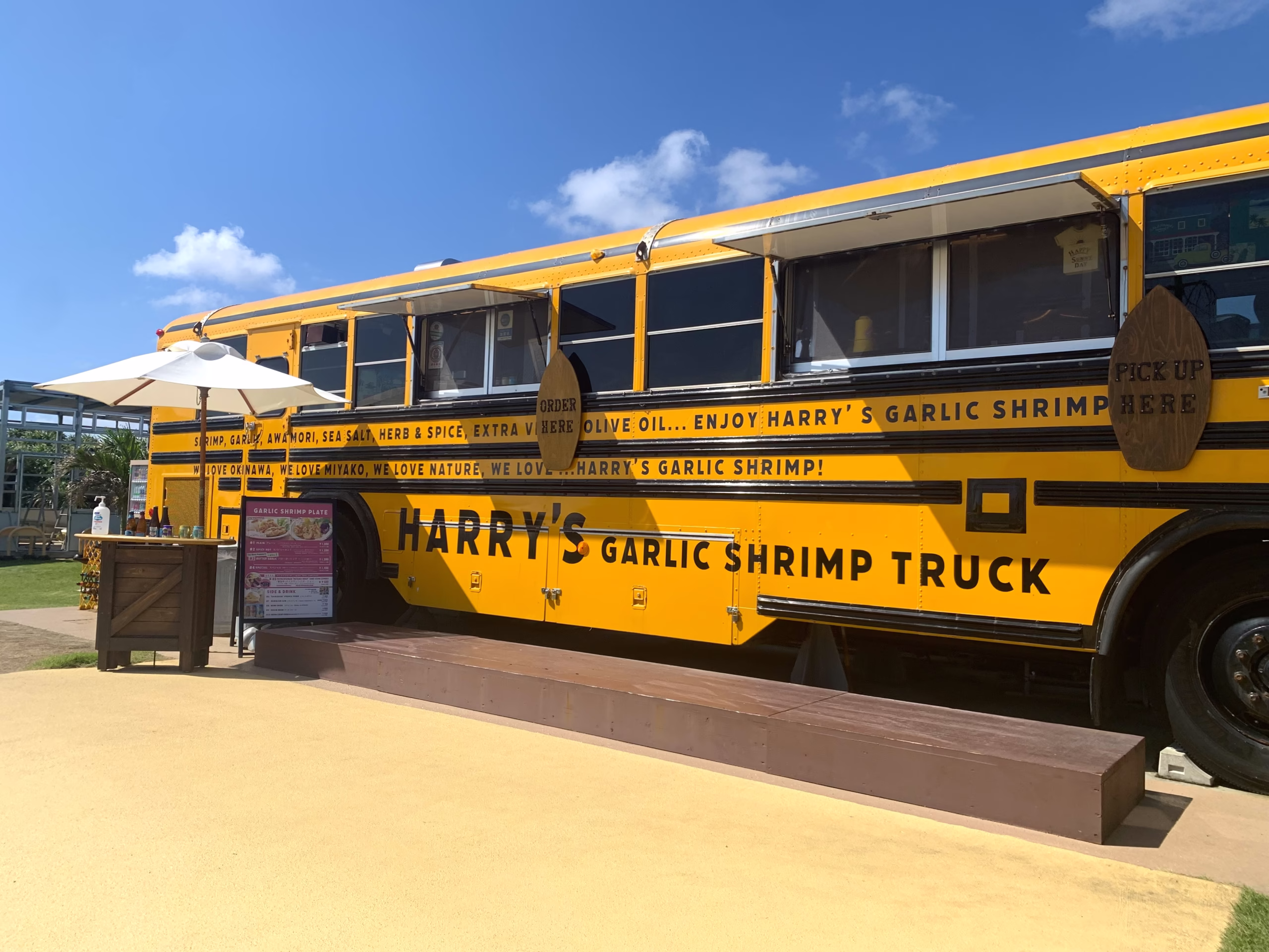 宮古島 黄色のトラックが目印のHARRY’S Shrimp Truck