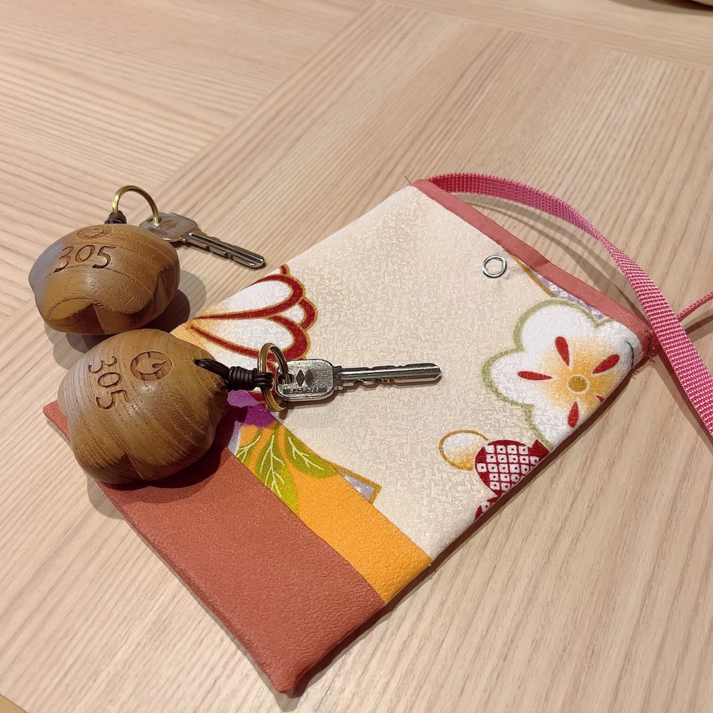 鬼怒川旅行 木でできたお花型のキーホルダーとお花柄のポーチ(2025/11/09)